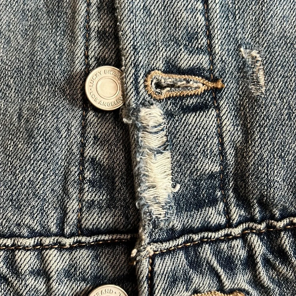 LUCKY Brand Women’s TOMBOY Trucker Lightly Distressed Jean Jacket - Picture 9 of 14
